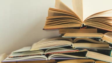 تعلم الترجمة من مستوى الصفر حتى الاحتراف الترجمة ليست بعمليّة سهلة جدًّا وعمل المترجمين لا يقتصر على وضع النصّ الأصليّ على برنامج للترجمة الآلية وحسب، بل عليهم التمتّع بمهارات.. أكمل قراءة